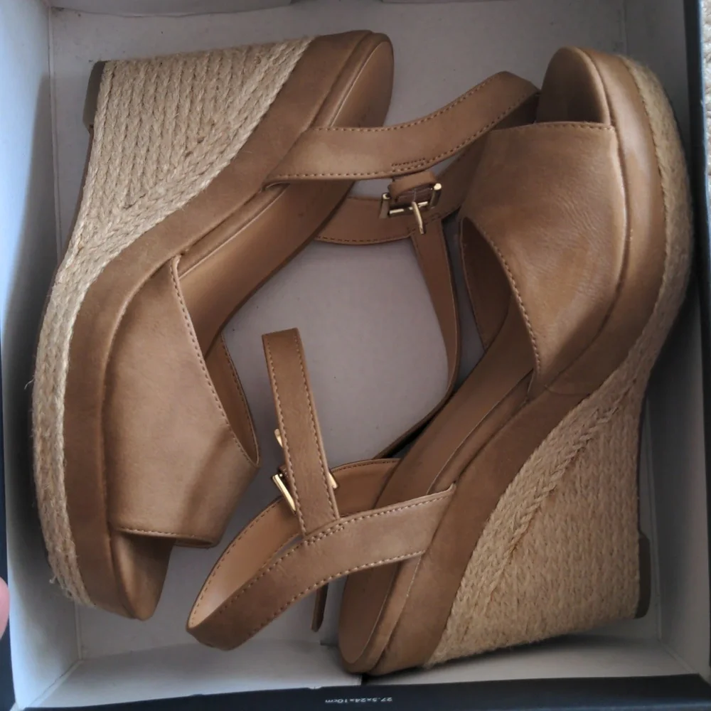 NIB Tommy Hilfiger Kali Wedges